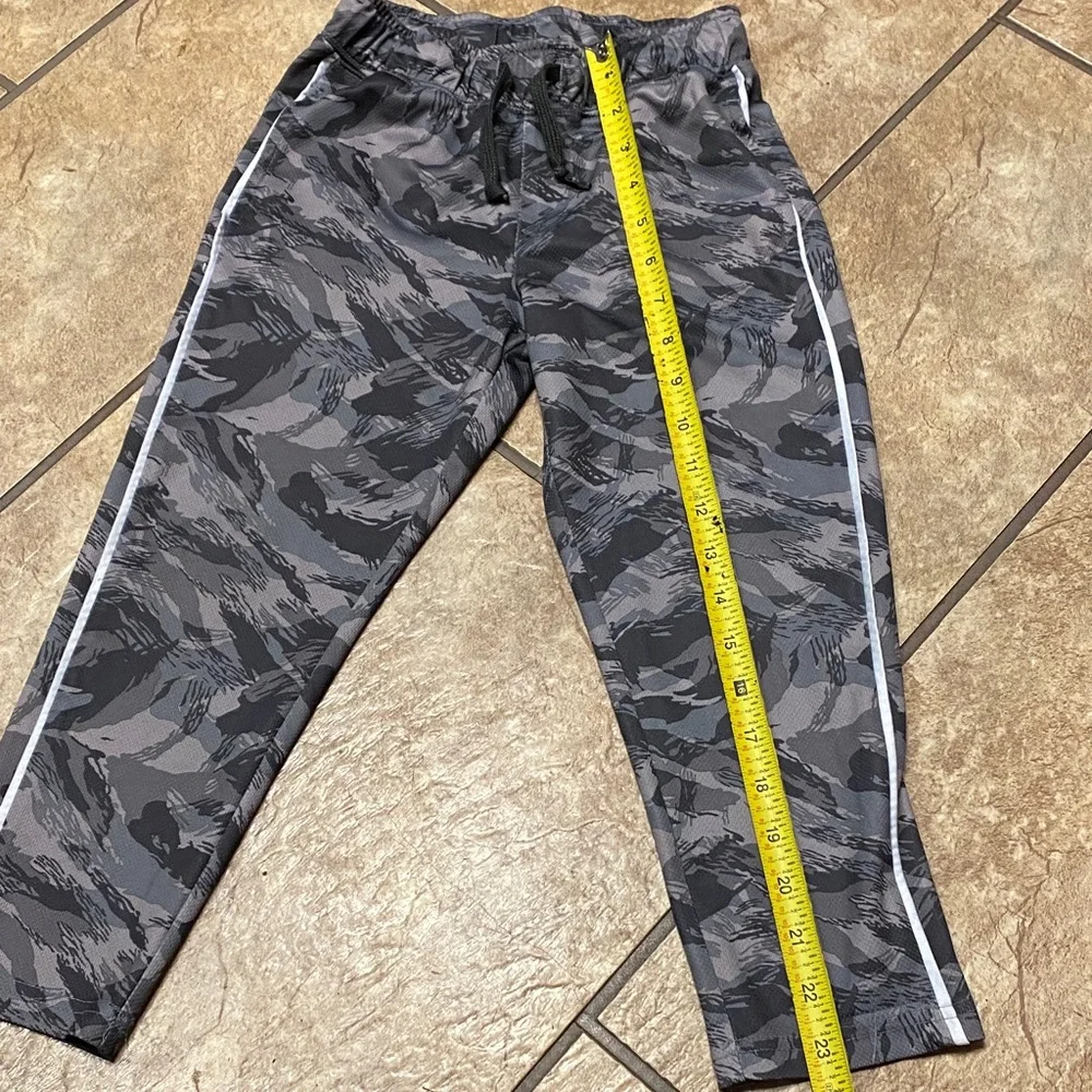 OshKosh B'gosh Gray Camouflage Size 5/5A Joggers Comfy Kids